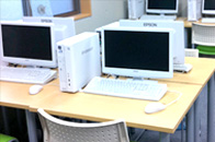 白のパソコンは教室を広く見せる